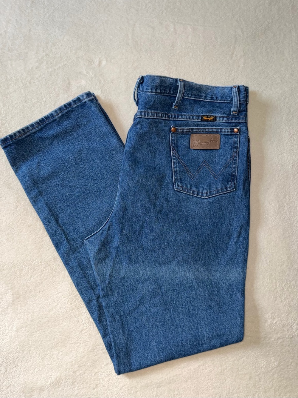 Wrangler Men's Relaxed Fit Jeans in Medium Blue Denim